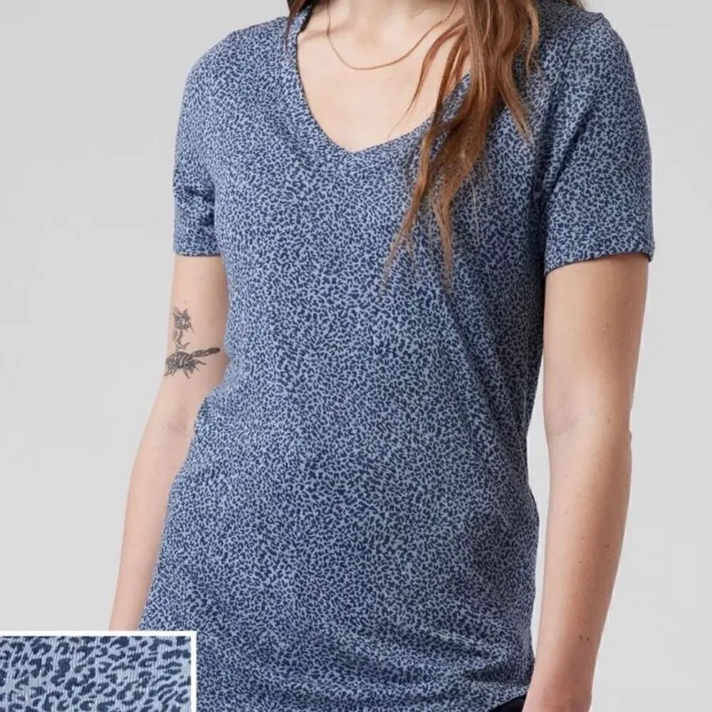 Athleta blue leopard vneck shirt xs